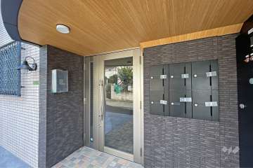 エントランスはオートロック付きです。