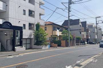 敷地南側の前面道路（西側から）