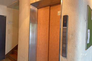 共用のエレベーター