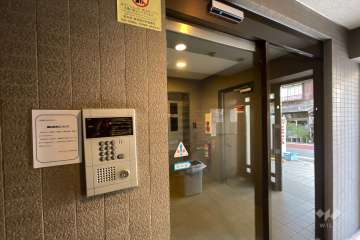 エントランスはオートロック付きです。