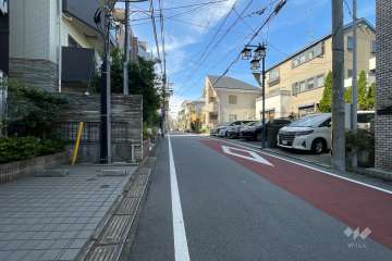 敷地北側の前面道路（東側から）
