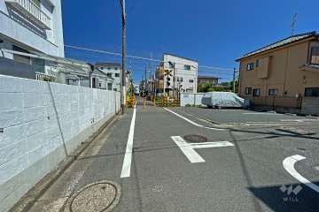 敷地東側の前面道路（南側から）
