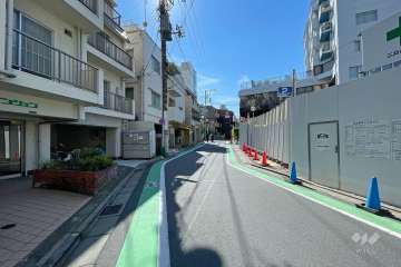 敷地北西側の前面道路（北東側から）