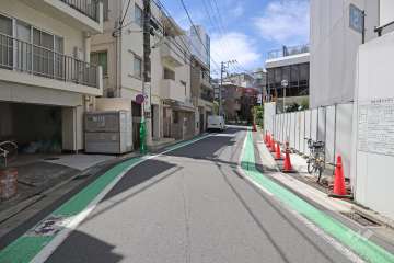 敷地北西側の前面道路（北東側から）
