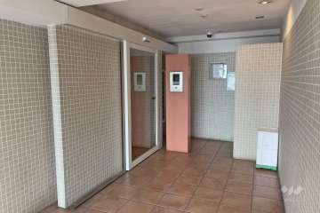 エントランスはオートロック付きです。