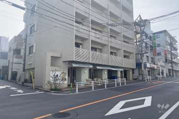 敷地西側の前面道路