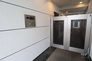 エントランスはオートロック付きです。 