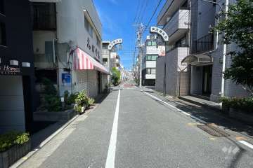 敷地東側の前面道路（南側から）
