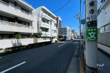 敷地北側の前面道路（西側から）