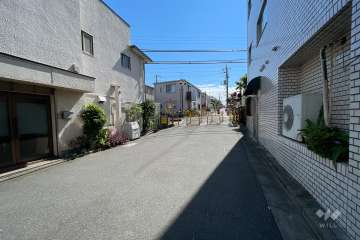 敷地南東側の前面道路（北東側から）