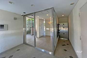 エントランスはオートロック付きです。