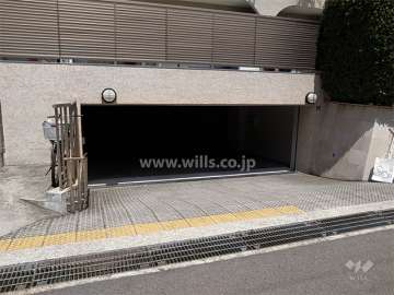 地階にある敷地内駐車場