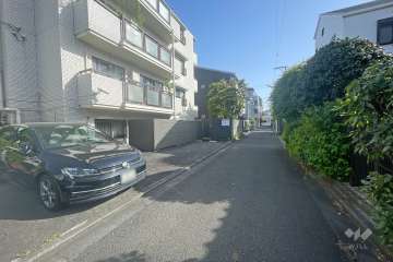 敷地西側の前面道路（北側から）