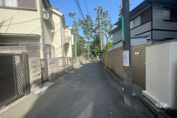 敷地北東側の前面道路（西側から）