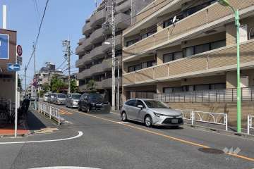 敷地南側の前面道路（東側から）
