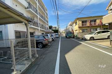敷地北側の前面道路（東側から）