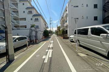 敷地東側の前面道路（北側から）