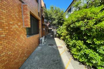 エントランスアプローチと駐輪場（屋根付き）