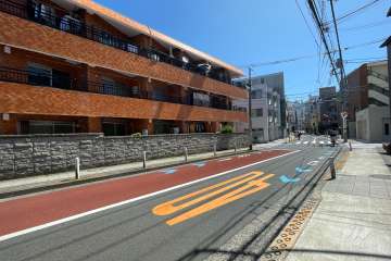 敷地南側前面道路（西側から）
