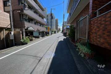 敷地東側の前面道路（北側から）