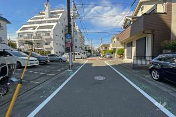 敷地北側の前面道路（東側から）