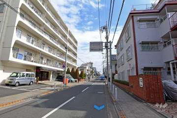 敷地の北側前面道路（西側から）