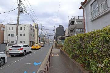 敷地の西側前面道路（南側から）