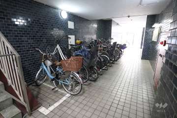 屋内に設けられた駐輪場