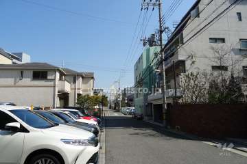 敷地北側の前面道路（西側から）