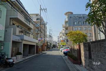 敷地北側の前面道路（東側から）