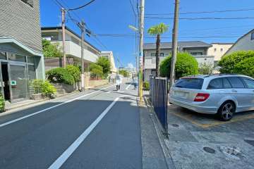 敷地西側の前面道路
