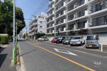 敷地南側の前面道路（東側から）