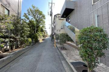 敷地の北側前面道路（西側から）