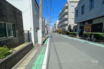 敷地南東側の前面道路（北西側から）