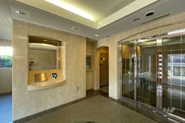 エントランスはオートロック付きです。