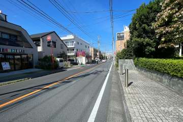 敷地西側の前面道路（南側から）