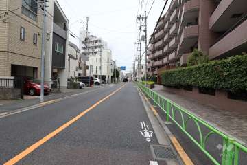 敷地南側の前面道路（東側から）