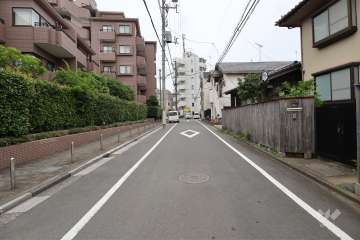 敷地西側の前面道路（北側から）
