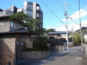 周囲は閑静な住宅地。ゆるやかな南斜面地です。