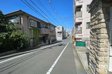敷地西側の前面道路（南側から）