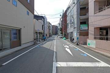 敷地南東側の前面道路は奥沢大蛇通りです（北東側から）。