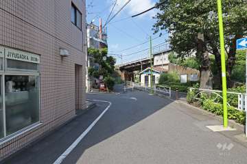 敷地北東側の前面道路（南東側から）