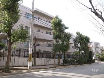 周辺はマンションが多く立ち並ぶ閑静な住宅地です。