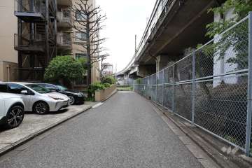 敷地北西側の前面道路（南西側から）