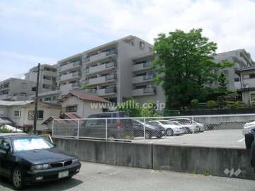 パーク・ハイム芦屋翠ケ丘の外観（北東側から）　やや高台に建っています。