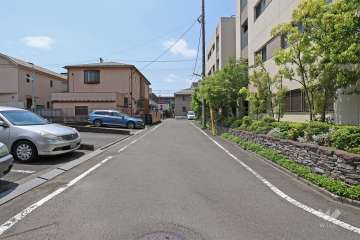 敷地南東側の前面道路（北東側から）