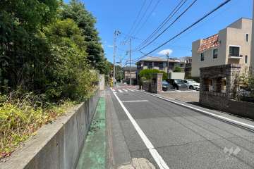 敷地西側の前面道路（南側から）