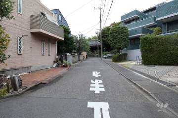 敷地西側の前面道路