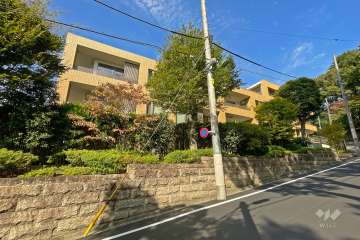 グランディオーゼ岡本の外観（南側から）