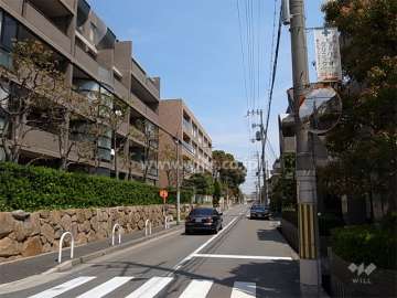 敷地南側の前面道路。周辺はマンションと一戸建てが混在する区画の整った住宅地です。